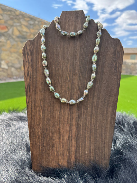 Freshwater Pearls Necklace and Bracelet Set
